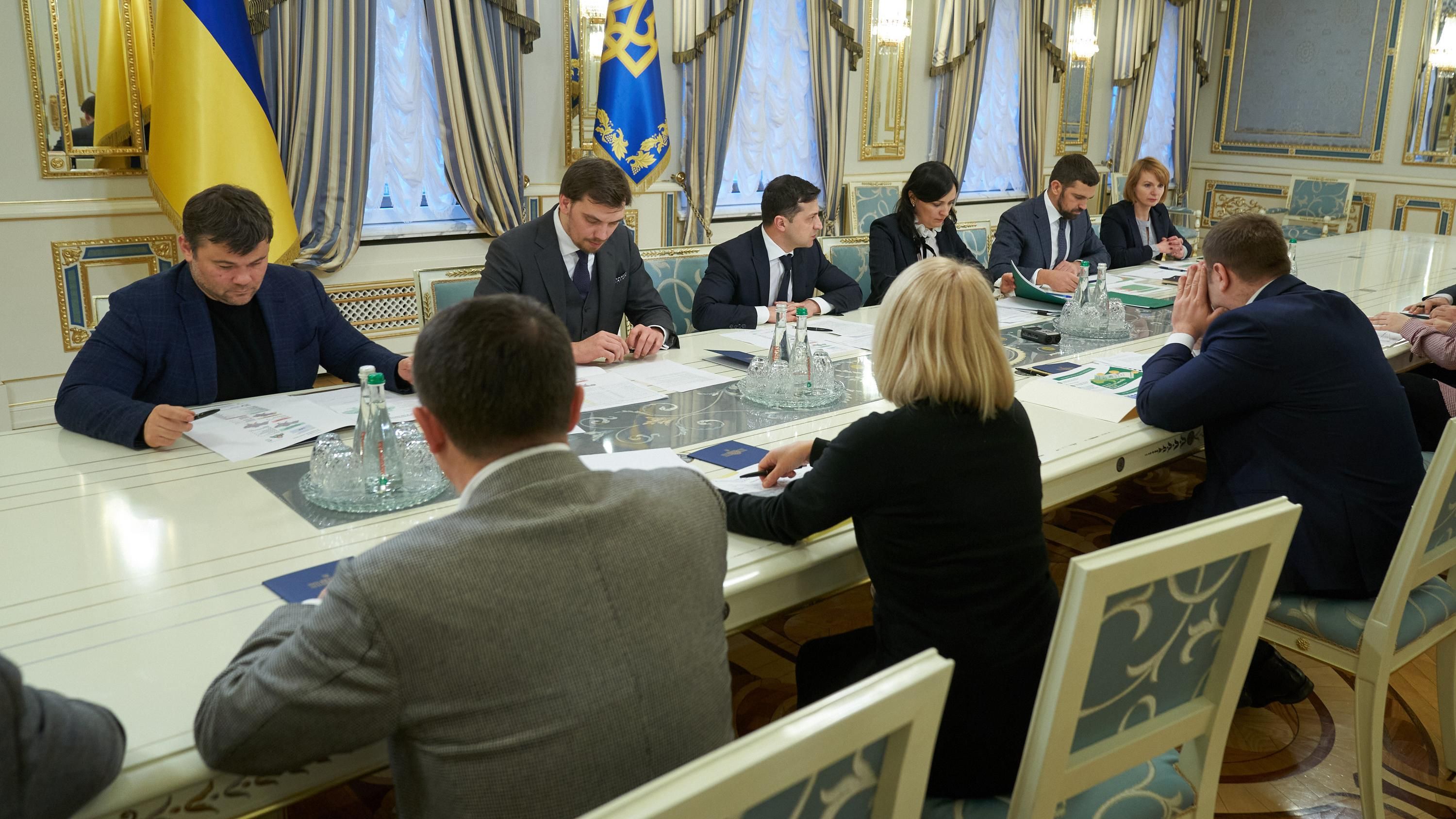 Уменьшение сумм в платежках: Зеленский провел совещание с представителями власти – подробности