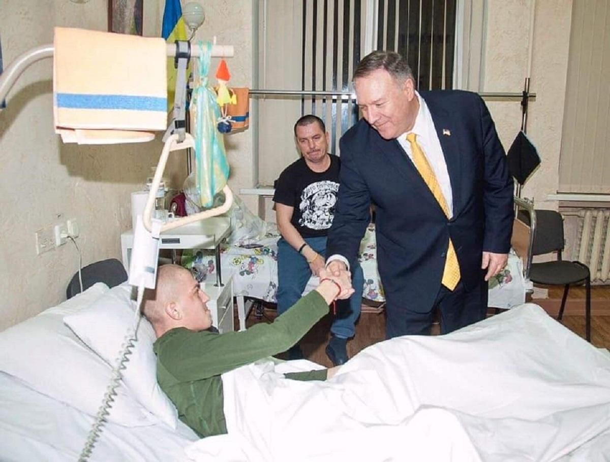 Помпео відвідав поранених українських бійців у київському шпиталі: фото