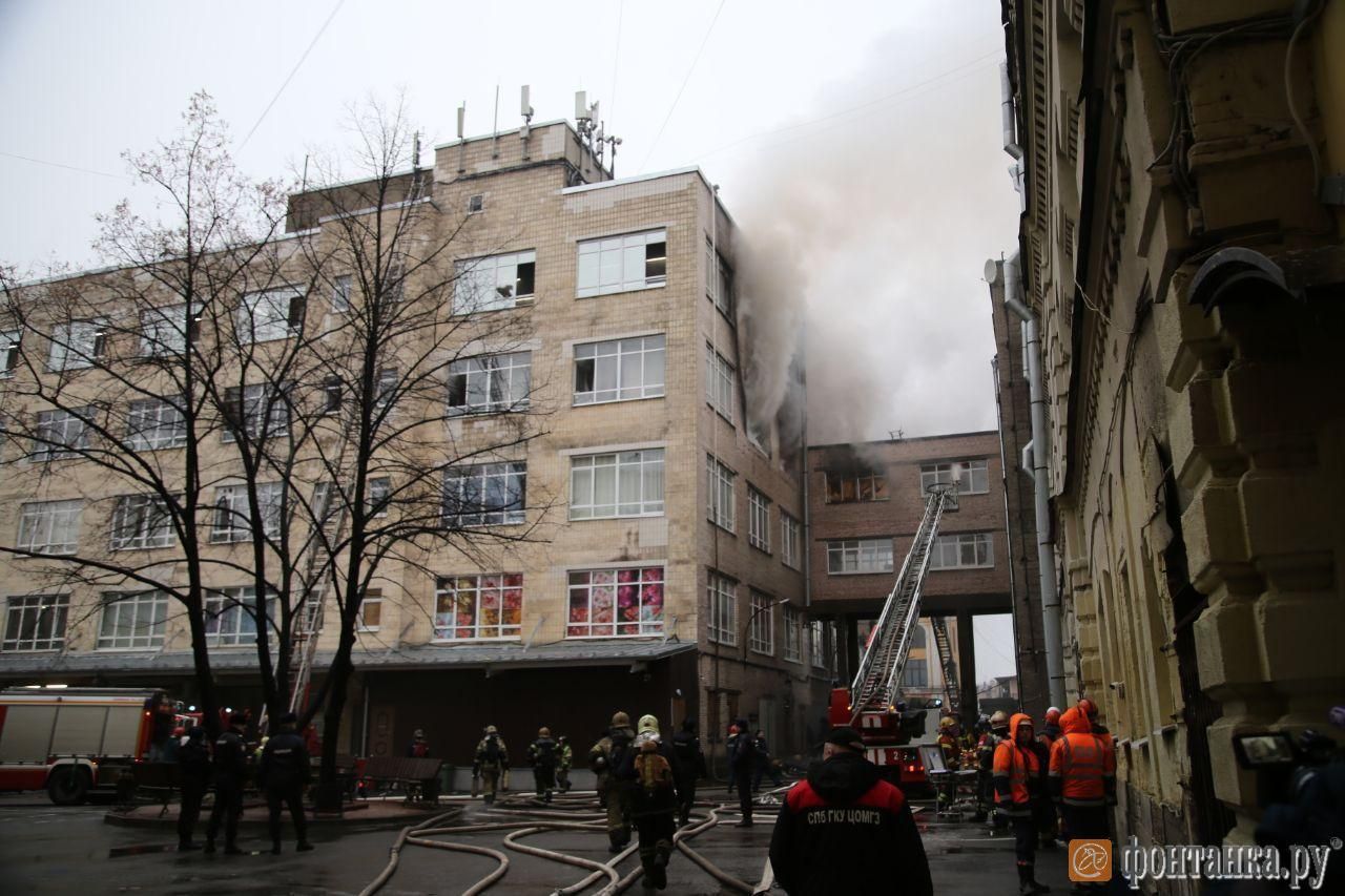 Люди из окон кричат о помощи: в центре Санкт-Петербурга произошел пожар – фото, видео