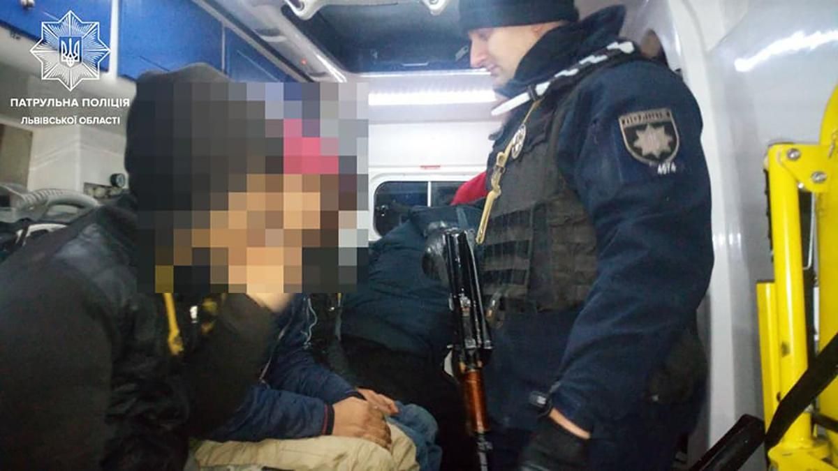 На ящиках із яблуками та у холоді: чотирьох нелегалів знайшли у фурі біля Львова На ящиках із яблуками та у холоді: чотирьох нелегалів знайшли у фурі біля Львова
