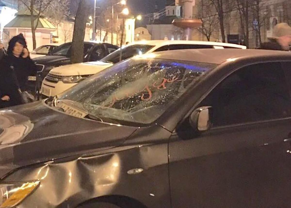 Отомстил, потому что достало: в Киеве прохожий разбил припаркованное авто – появилось видео