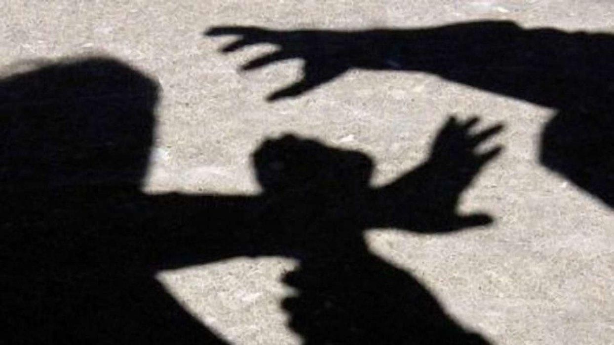 Украинец напал на поляка в Варшаве, избил и покусал его Украинец напал на поляка в Варшаве, избил и покусал его