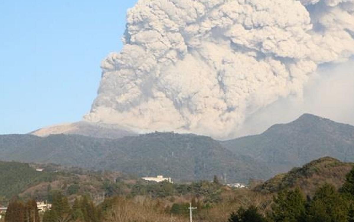 В Японії сталося виверження вулкана: відео
