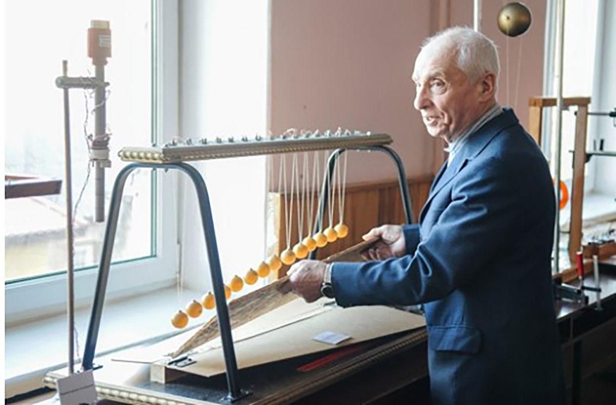 82-річний фізик демонструє студентам неймовірні експерименти у Черкасах: фото, відео