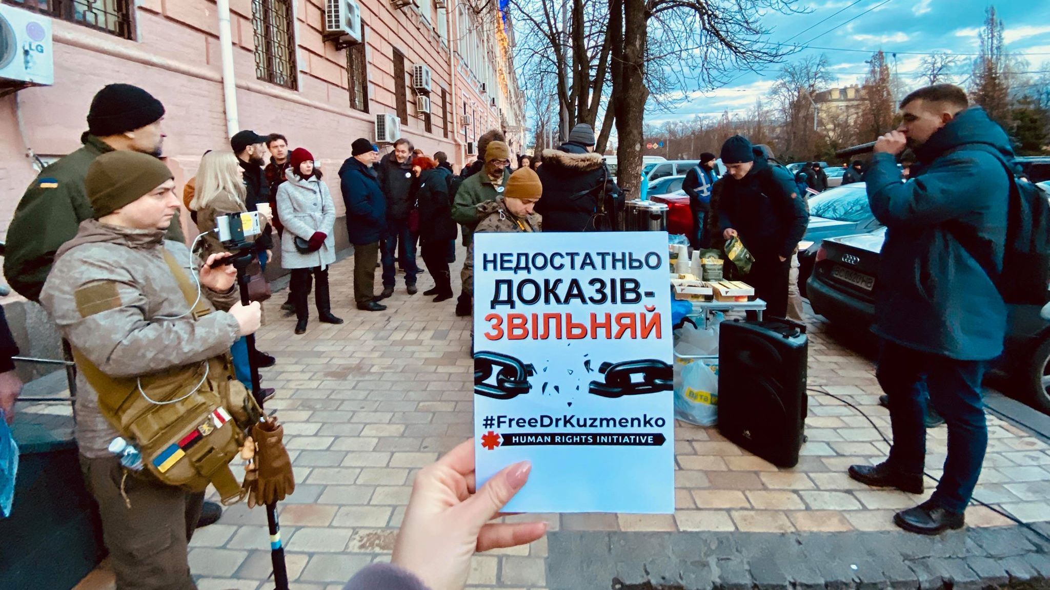 Справа Шеремета: активісти під судом вимагають звільнити Кузьменко – фото, відео Справа Шеремета: активісти під судом вимагають звільнити Кузьменко – фото, відео