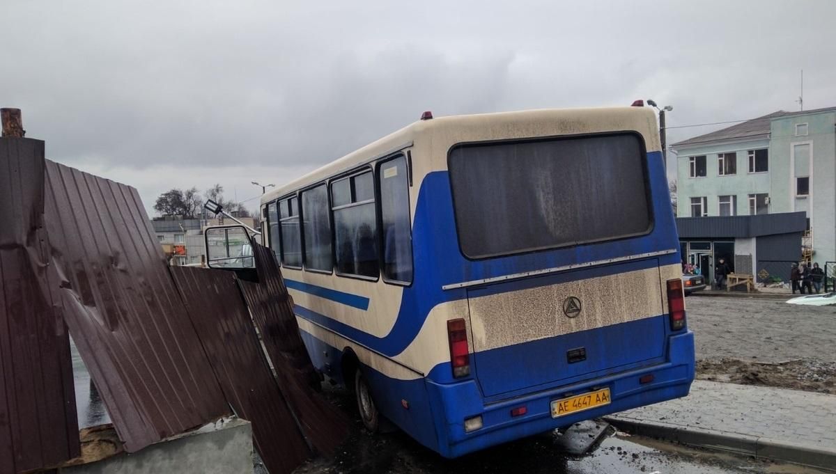 Водій автобуса зі школярами помер за кермом, машина влетіла у паркан: фото і відео
