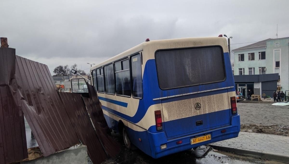 Водитель автобуса со школьниками умер за рулем, машина влетела в забор: фото и видео