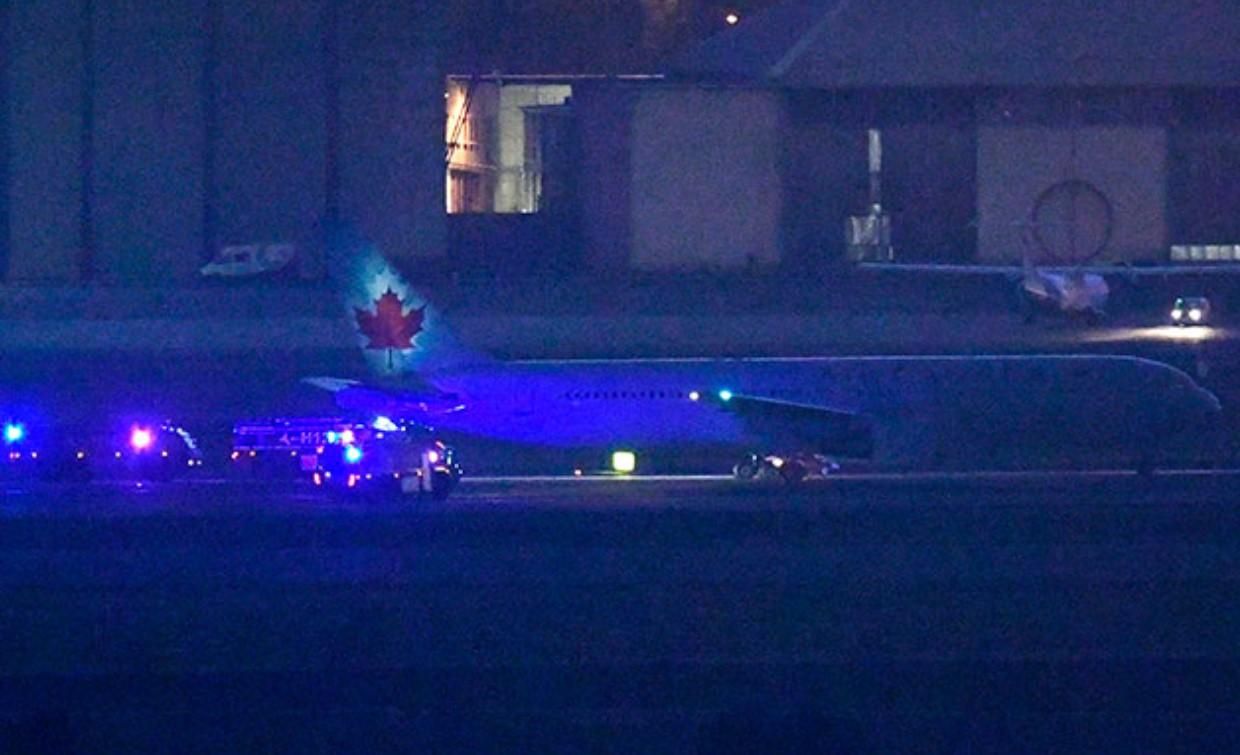 У Мадриді екстрено сів пасажирський літак: уламки шасі потрапили у двигун – фото, відео У Мадриді екстрено сів пасажирський літак: уламки шасі потрапили у двигун – фото, відео