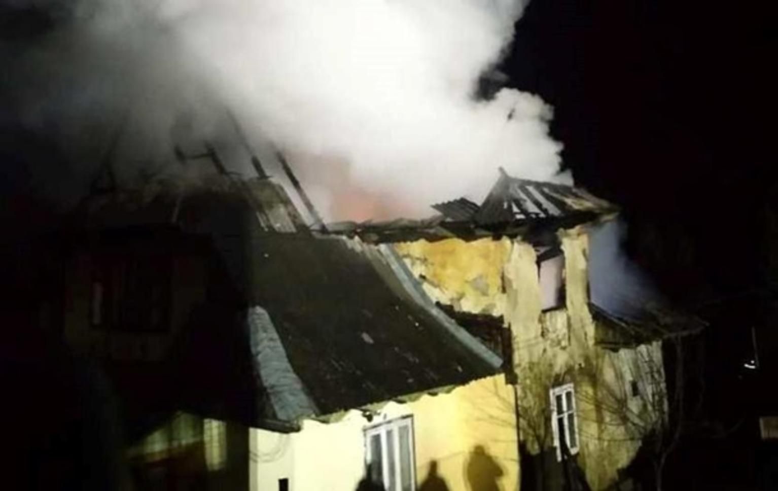 Жилой дом горел в Прикарпатье: три человека в больнице, среди них – дети