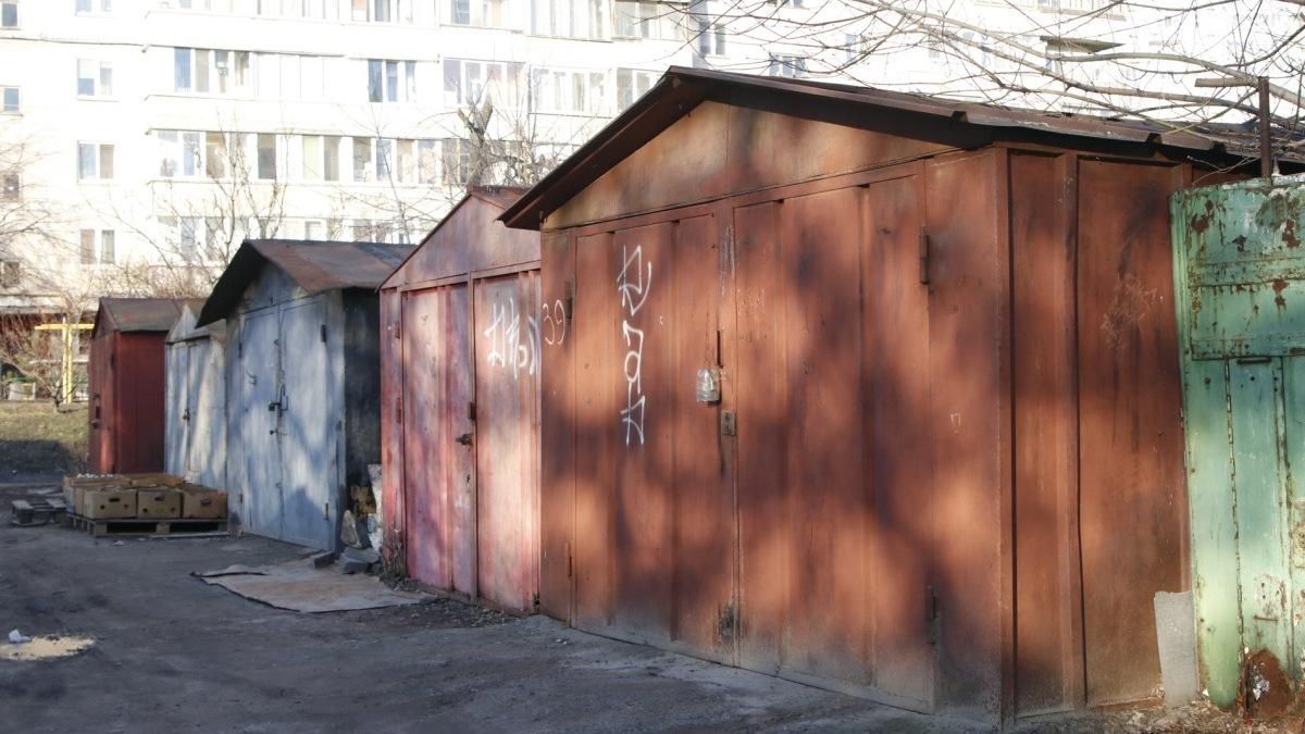 На Мінському масиві в Києві біля гаражів знайшли труп дівчини