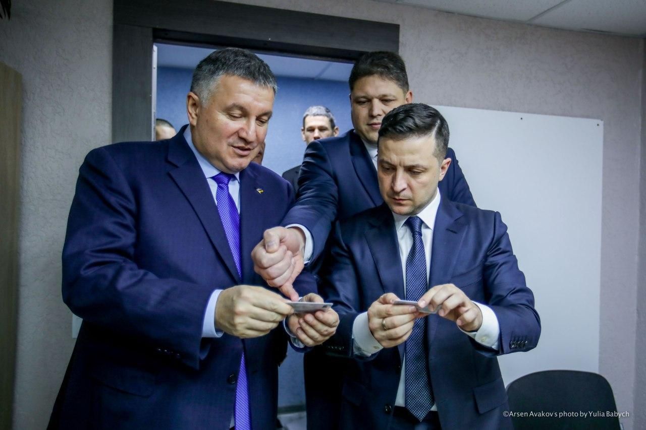 Зеленський першим з українців отримав електронний підпис на чіп: фото Зеленський першим з українців отримав електронний підпис на чіп: фото