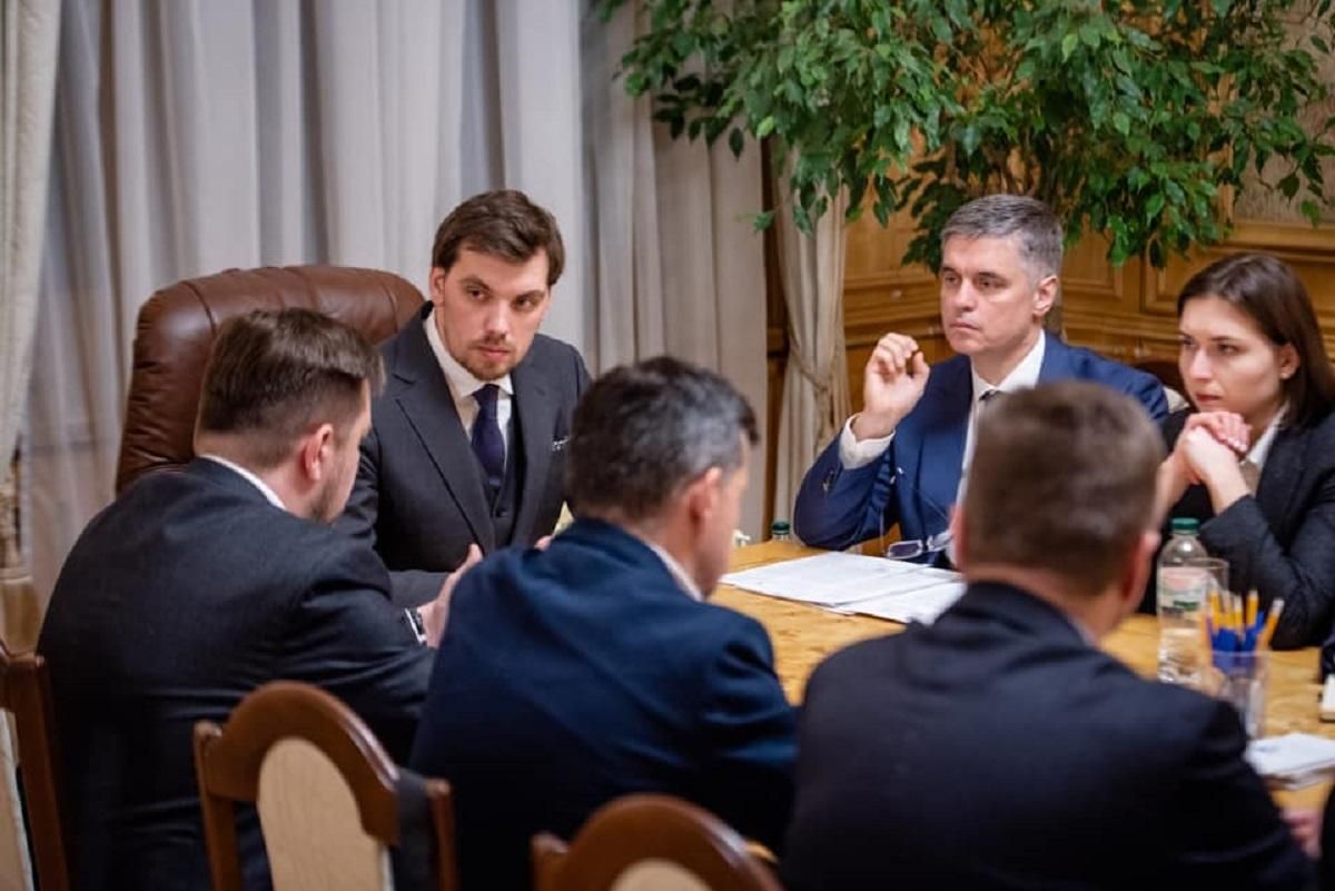 Уряд вирішив обмежити рівень зарплат топчиновників Уряд вирішив обмежити рівень зарплат топчиновників