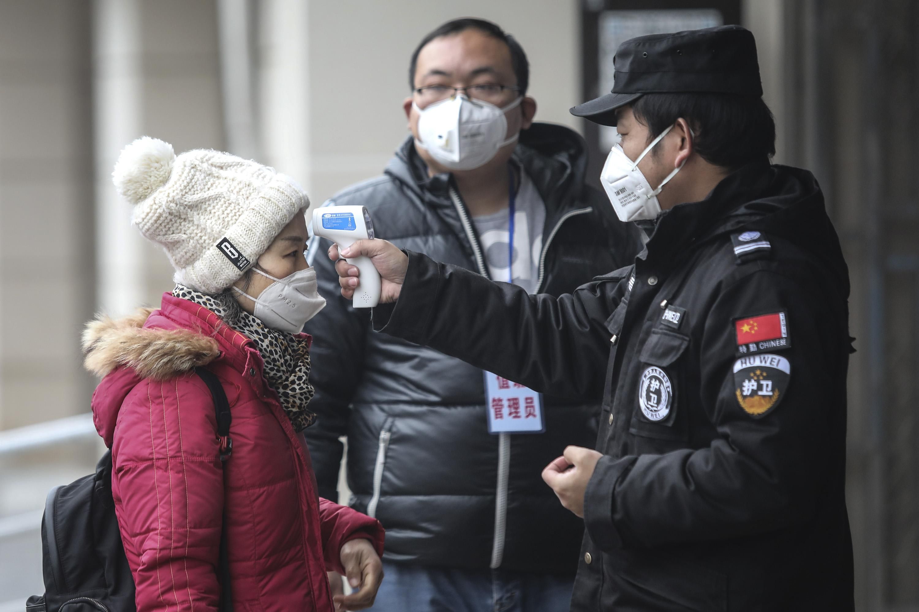Коронавірус: китаянка прикинулася хворою та налякала ґвалтівника: фото