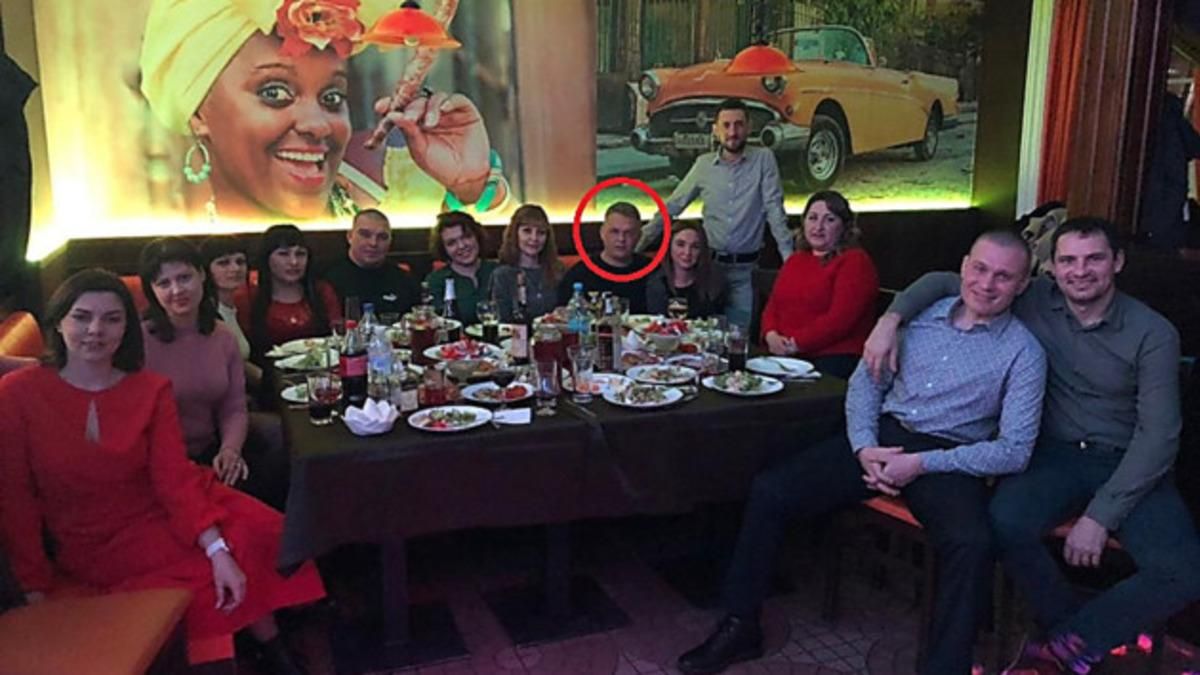 Правоохранитель обокрал одноклассников на встрече выпускников в Николаеве – видео Правоохранитель обокрал одноклассников на встрече выпускников в Николаеве – видео