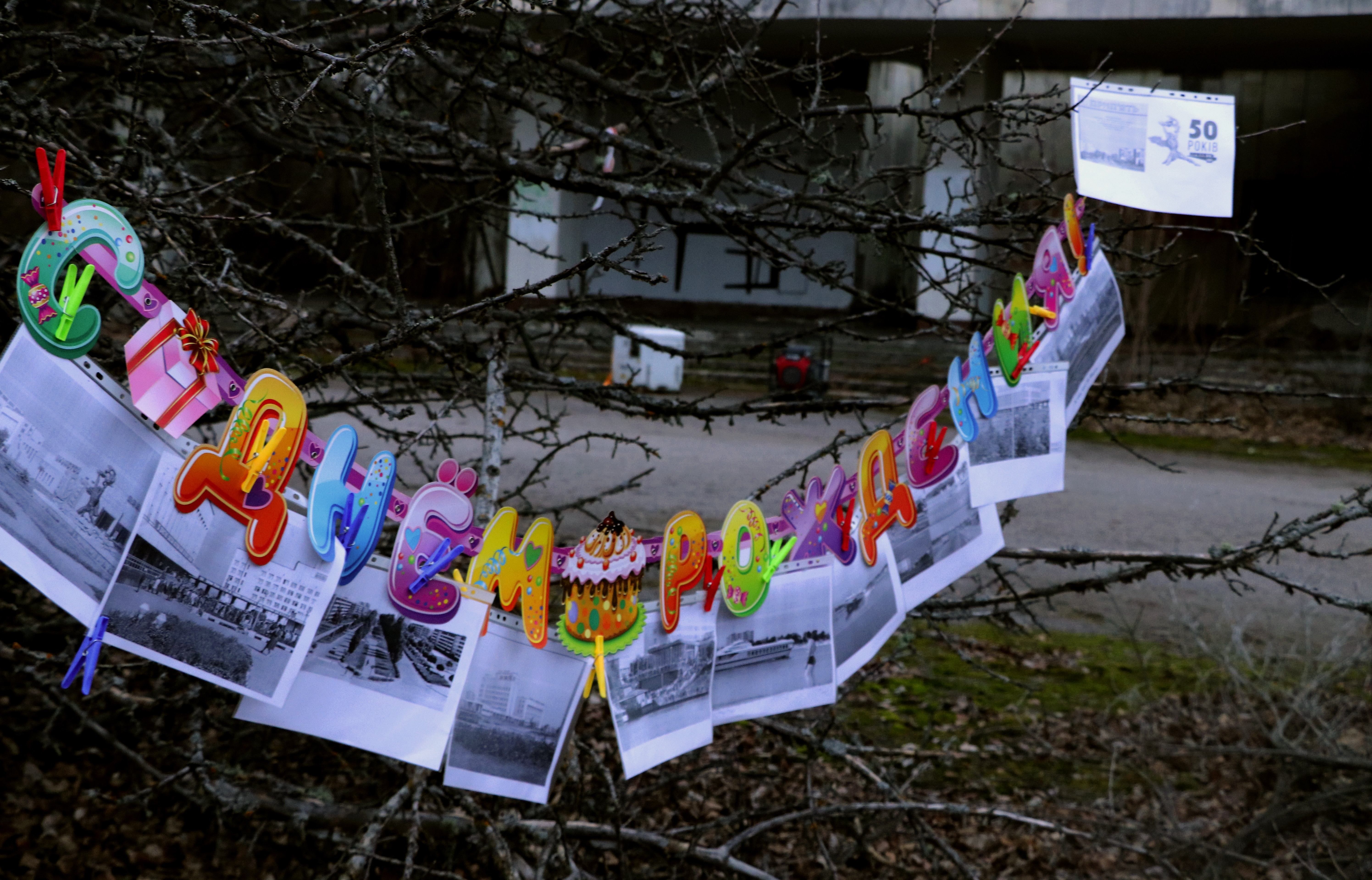 Колишні жителі залишили у центрі Прип'яті символічне привітання Колишні жителі залишили у центрі Прип'яті символічне привітання