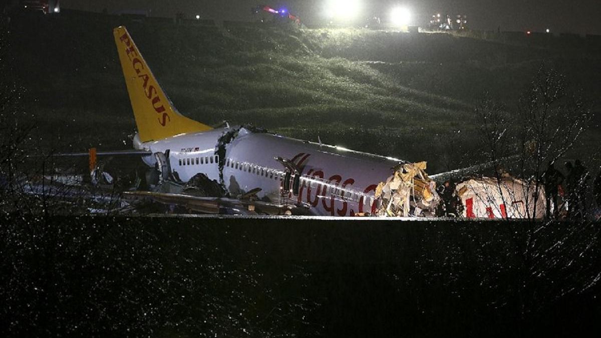 Горел еще до посадки и влетел в овраг: появилось видео крушения самолета в Стамбуле