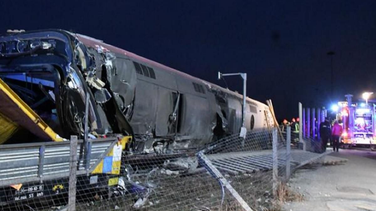 В Италии скоростной поезд сошел с рельсов: 2 погибших, десятки пострадавших