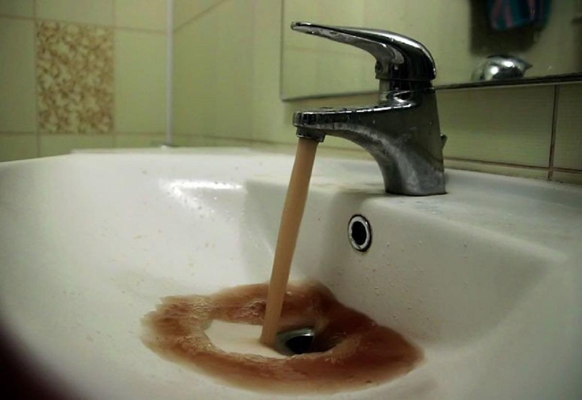 В індійській багатоповерхівці з кранів замість води полився алкоголь В індійській багатоповерхівці з кранів замість води полився алкоголь