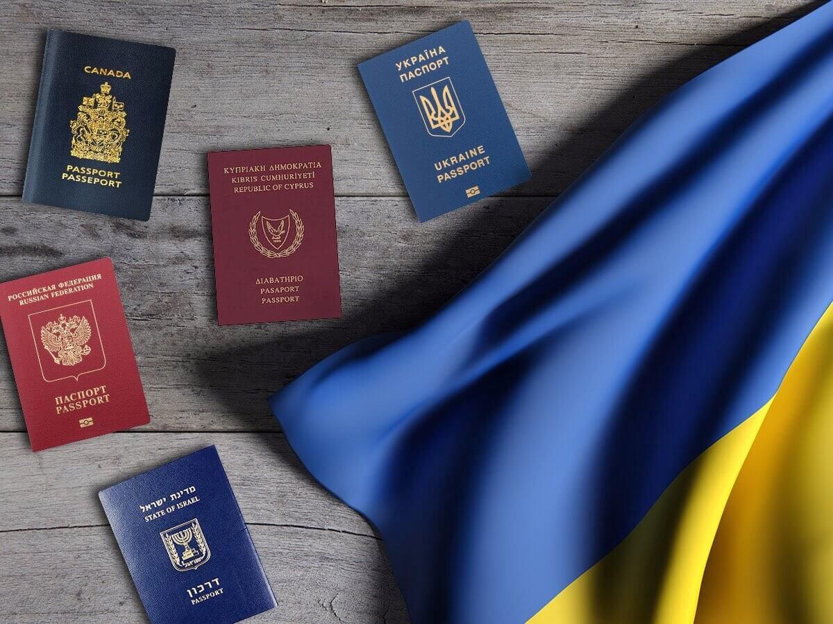 Кілька паспортів та прапор України Кілька паспортів та прапор України