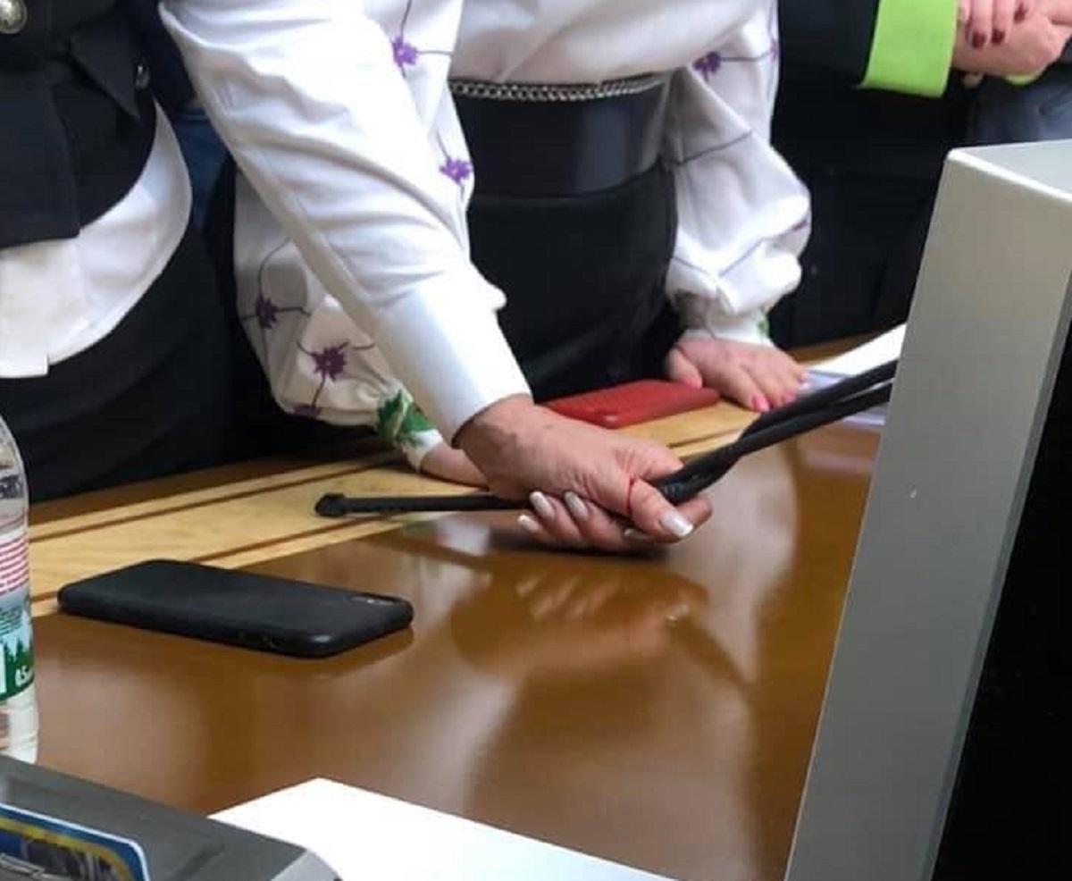 Тимошенко зламала мікрофон Разумкова: у "Слузі народу" вимагають десятикратної компенсації Тимошенко зламала мікрофон Разумкова: у "Слузі народу" вимагають десятикратної компенсації