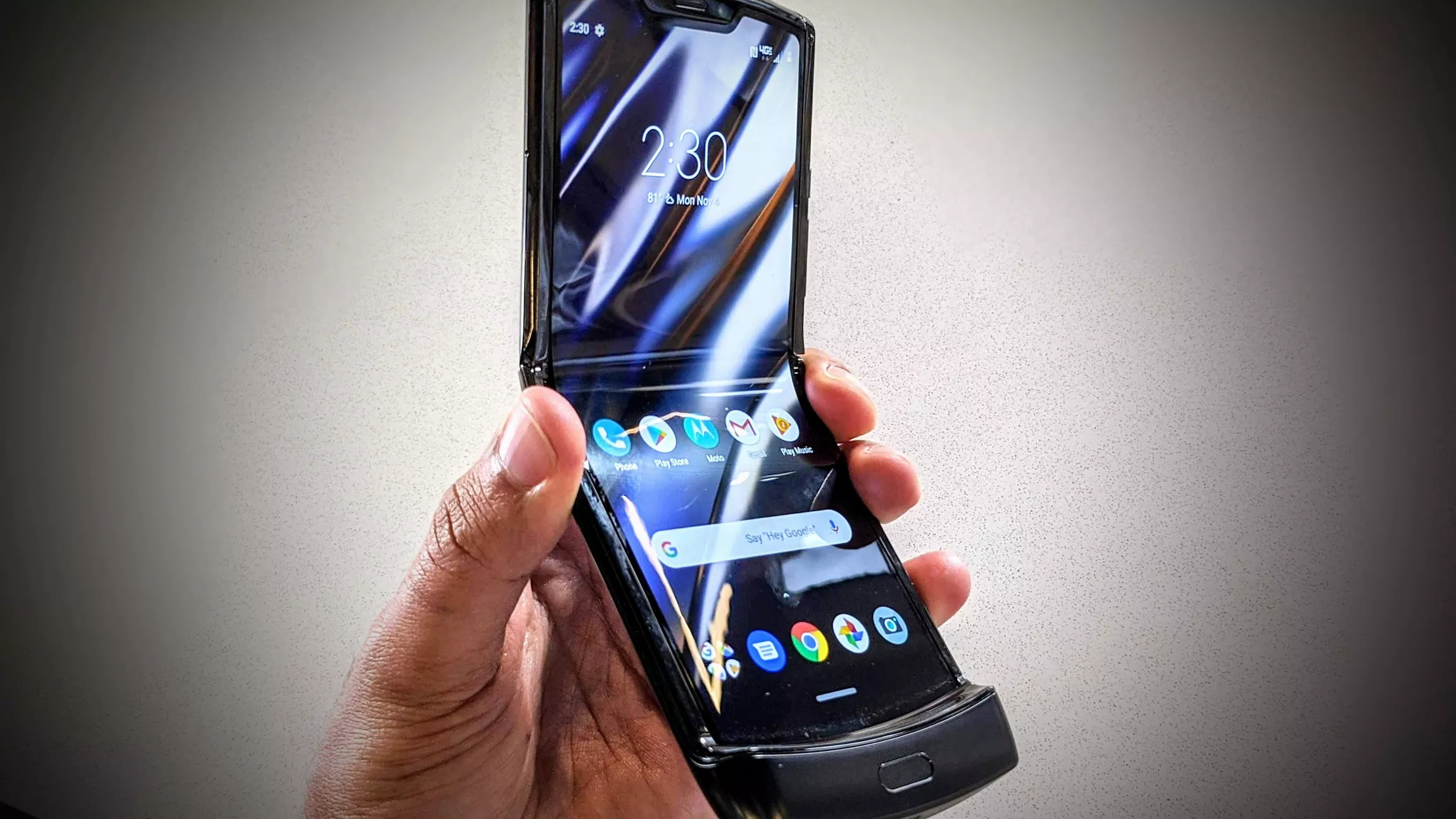 Смартфон Motorola RAZR (2019) розібрали: відео Смартфон Motorola RAZR (2019) розібрали: відео