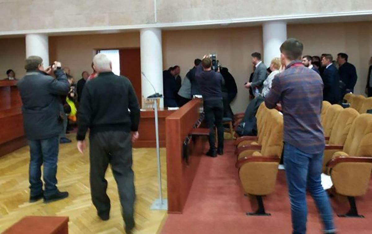 Драка на сессии Вышгородского горсовета: у одного из участников заметили пистолет – видео