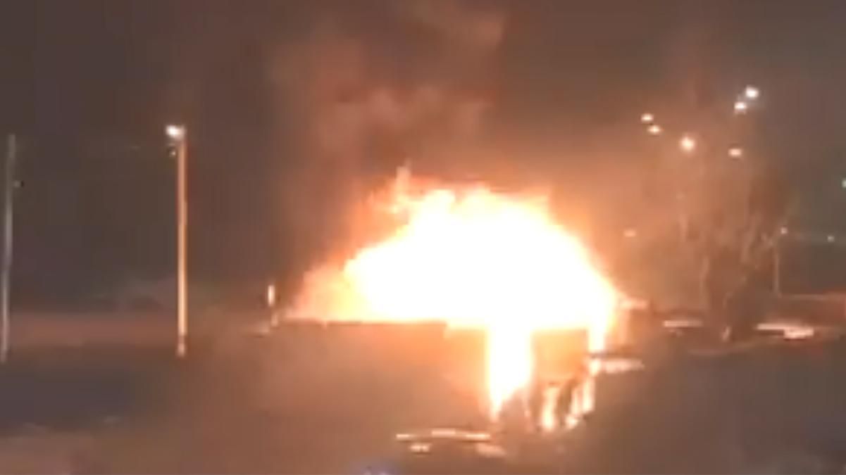 Потужна пожежа на СТО сталася в Києві: від вибуху постраждав пожежник– відео, фото Потужна пожежа на СТО сталася в Києві: від вибуху постраждав пожежник– відео, фото