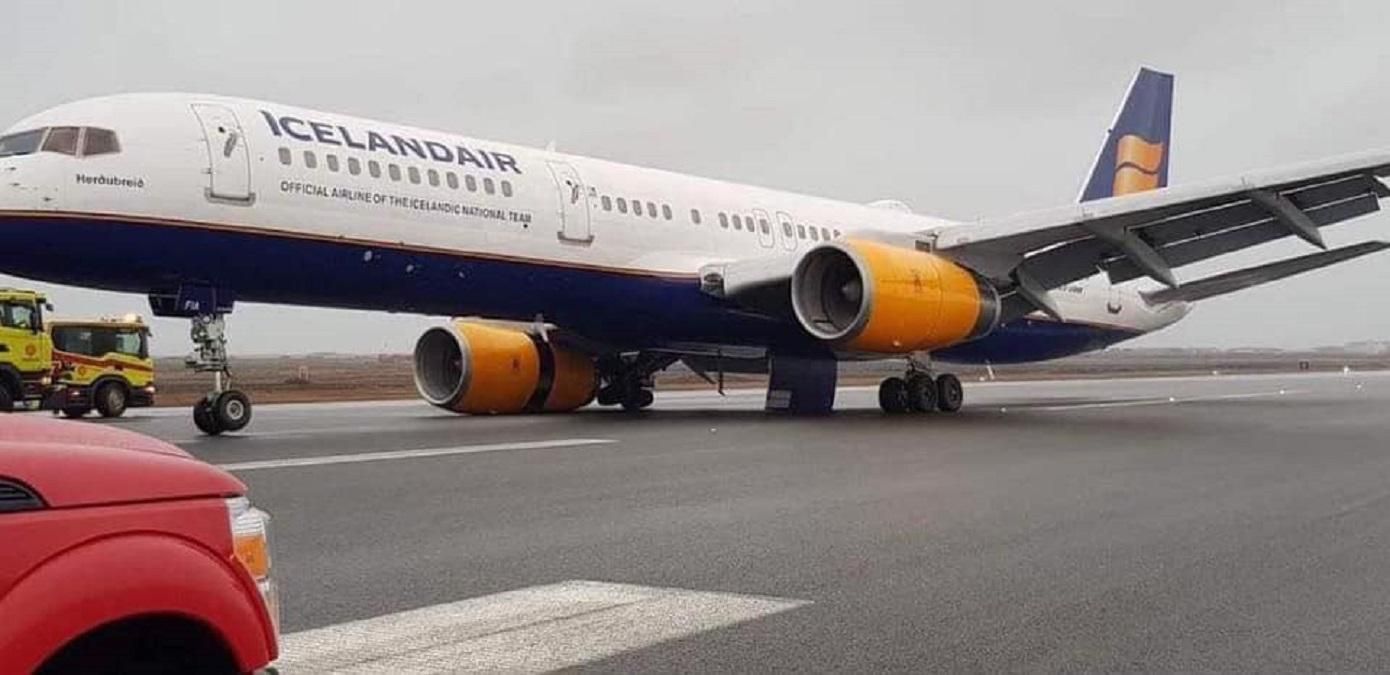 В Ісландії літак з 166 людьми на борту приземлився на двигун: фото