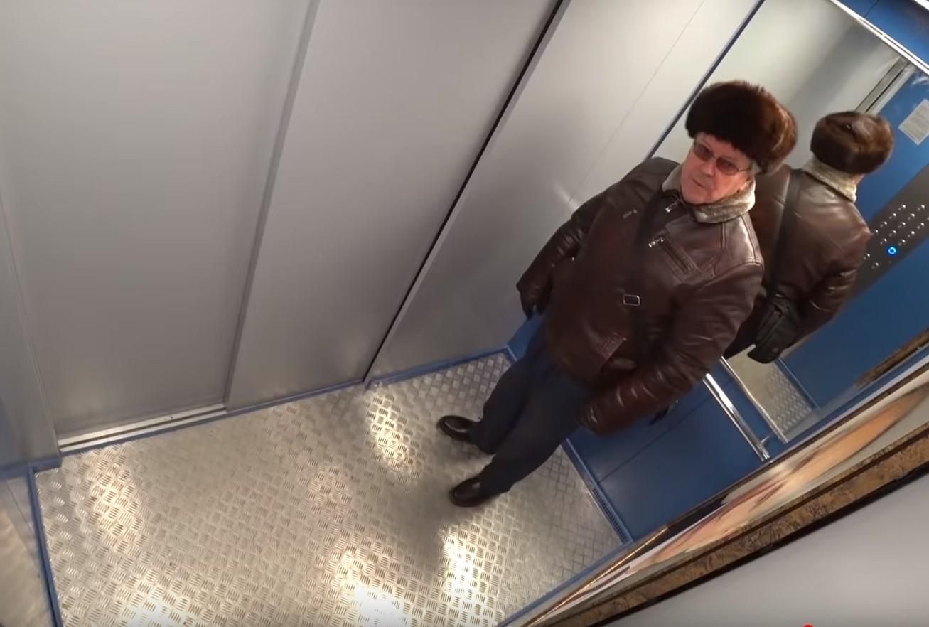 "Чорта повісили, хай йому грець": як росіяни відреагували на портрет Путіна у ліфті – відео 18+