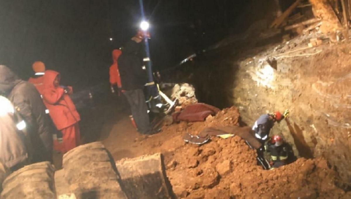 Трагічний випадок на будівництві в Тернополі: двох чоловіків засипало ґрунтом – фото