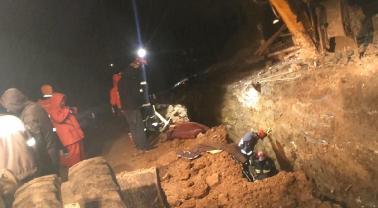 Трагический случай на стройке в Тернополе: двух мужчин засыпало грунтом – фото Трагический случай на стройке в Тернополе: двух мужчин засыпало грунтом – фото