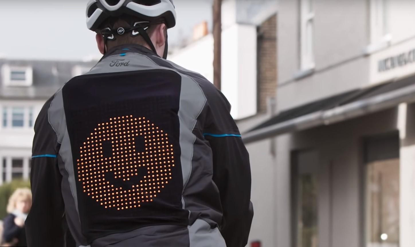 Ford створила розумну куртку, що захистить велосипедистів від аварії