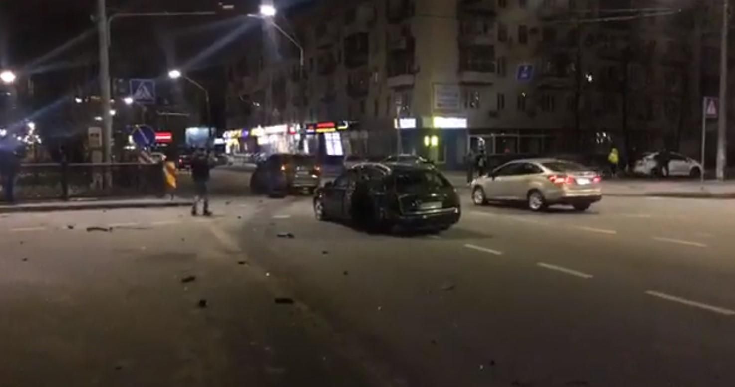 У Києві п'яний водій влаштував аварію на світлофорі: відео
