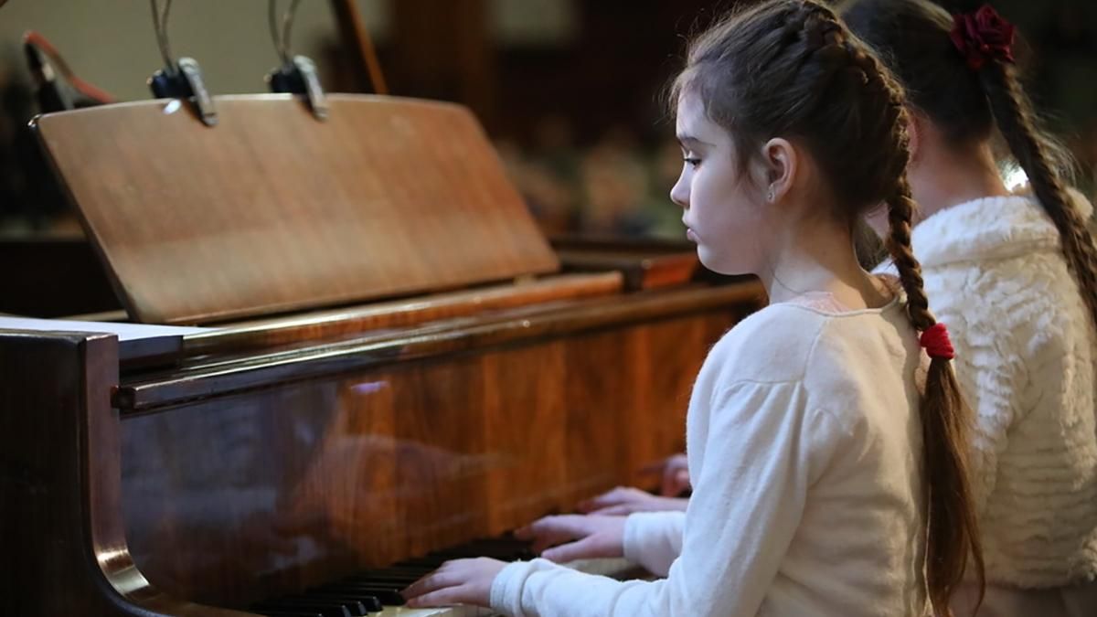 Учні школи для незрячих виступили разом з професійним оркестром: вражаючі фото Учні школи для незрячих виступили разом з професійним оркестром: вражаючі фото