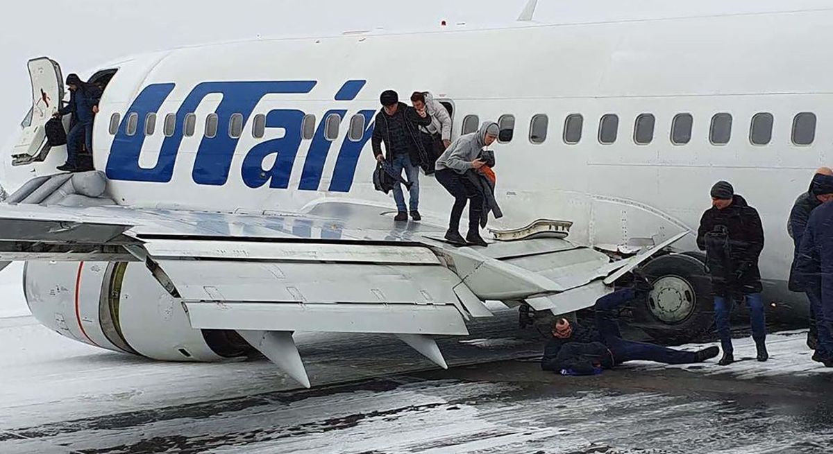 Boeing із 88 пасажирами і відірваним шасі жорстко приземлився у Росії: відео із салону літака Boeing із 88 пасажирами і відірваним шасі жорстко приземлився у Росії: відео із салону літака