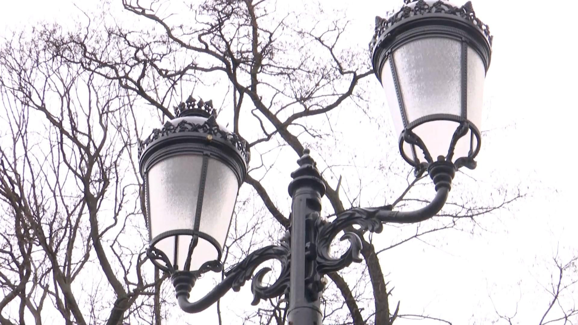 За ремонт ліхтарів біля Верховної Ради переплатили вдвічі: обурливі деталі