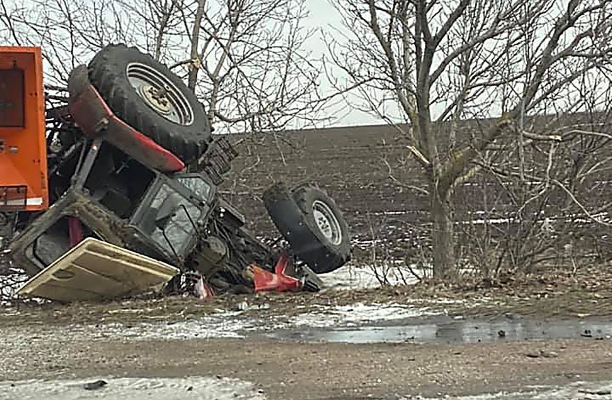 Жуткое ДТП на Николаевщине: легковушка столкнулась с трактором – видео Жуткое ДТП на Николаевщине: легковушка столкнулась с трактором – видео