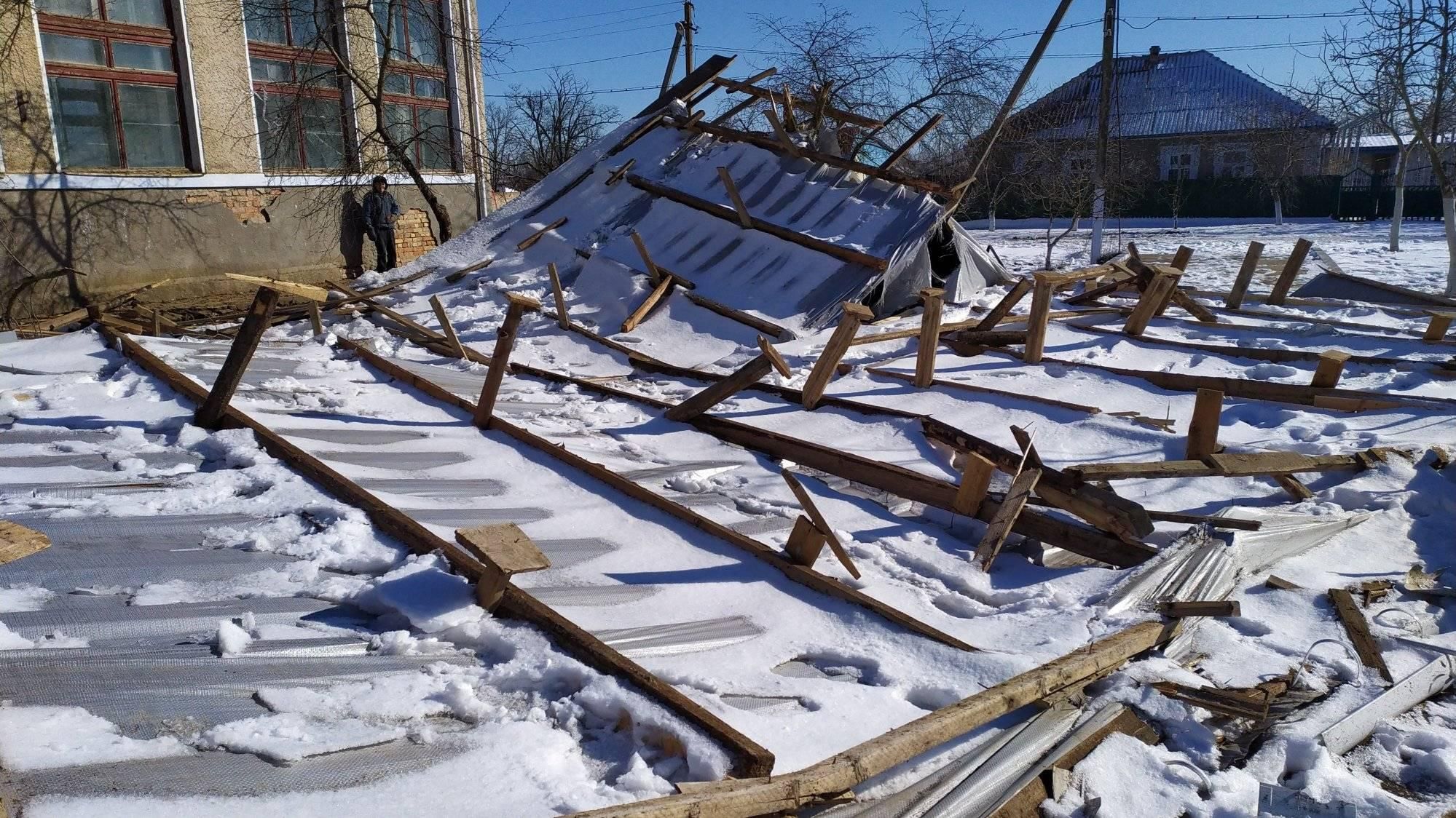 Вітер зірвав дах зі школи на Одещині: шокуючі фото 