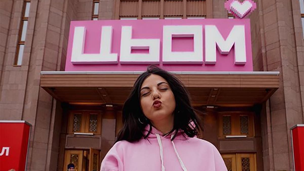 В Киеве вместо ЦУМа появился большой розовый "ЦЬОМ" В Киеве вместо ЦУМа появился большой розовый "ЦЬОМ"