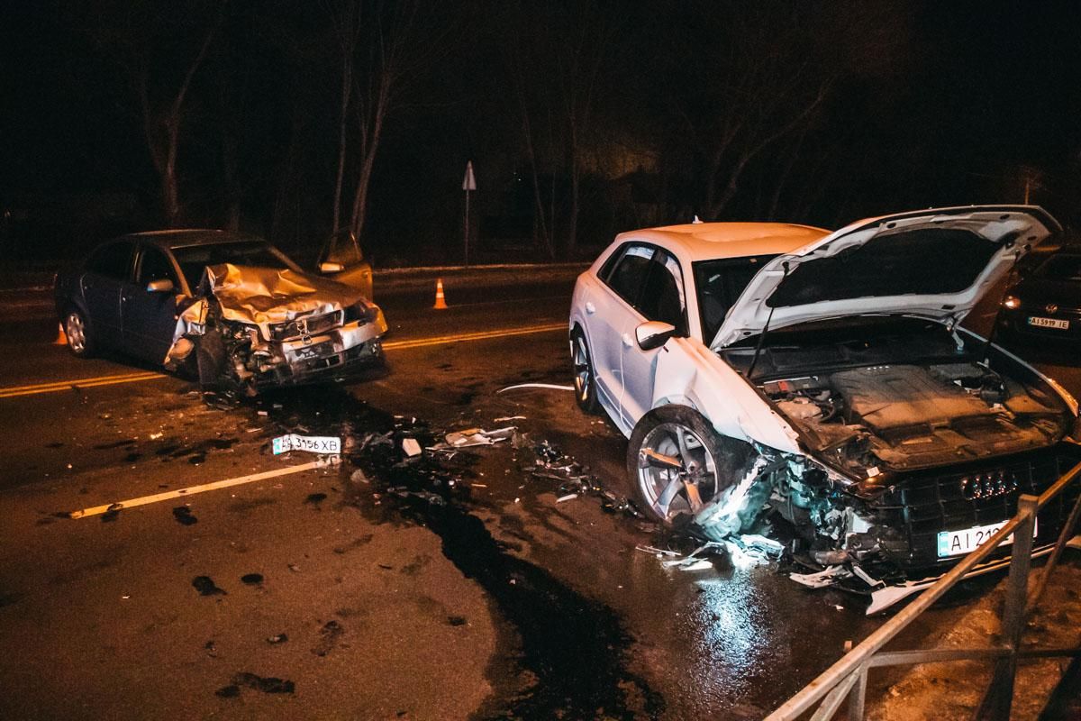 Не смогли поделить пустую дорогу: под Киевом столкнулись две машины – фото, видео