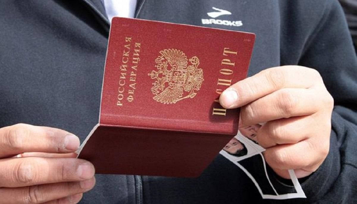 Бойовиків змушують отримувати російські паспорти: що про це відомо
Бойовиків змушують отримувати російські паспорти: що про це відомо