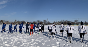 Снега по колено: украинские клубы сыграли необычный матч на заснеженном поле – фото