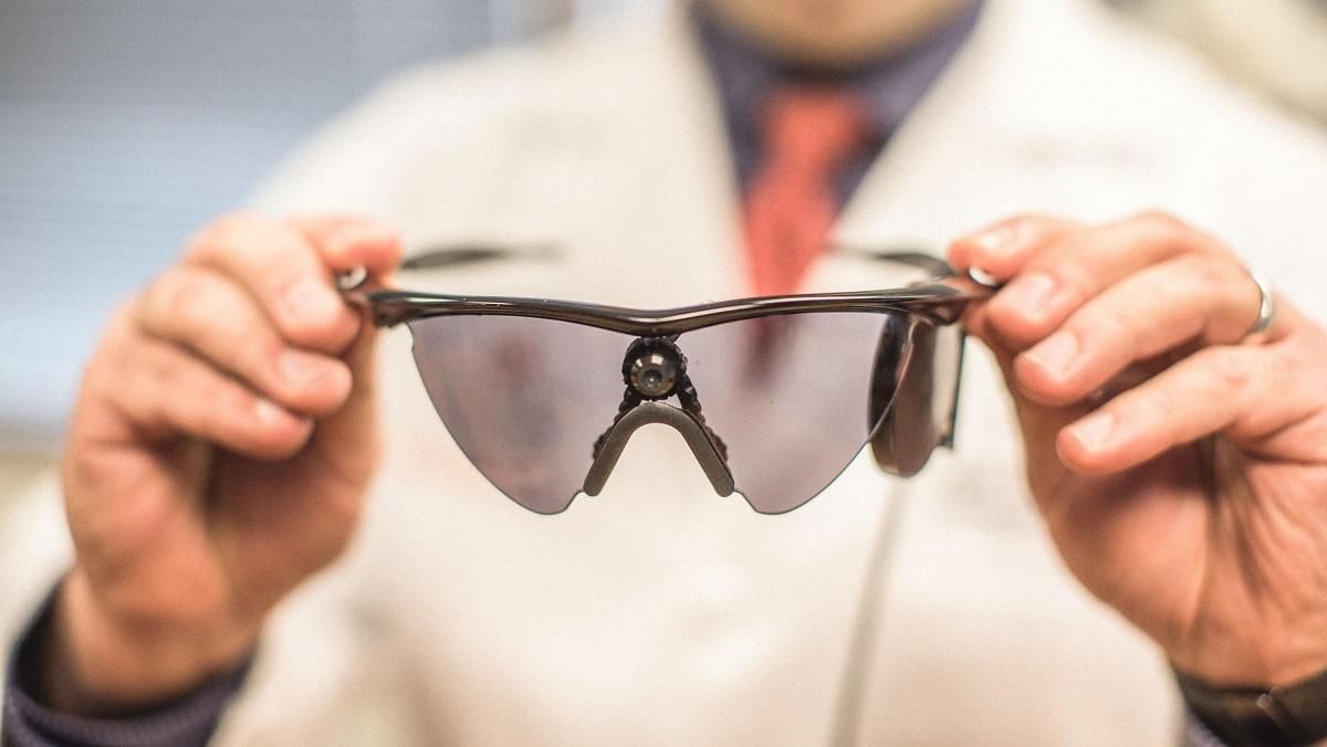 Протез ока підключили до мозку сліпої жінки, та відновили їй зір Протез ока підключили до мозку сліпої жінки, та відновили їй зір