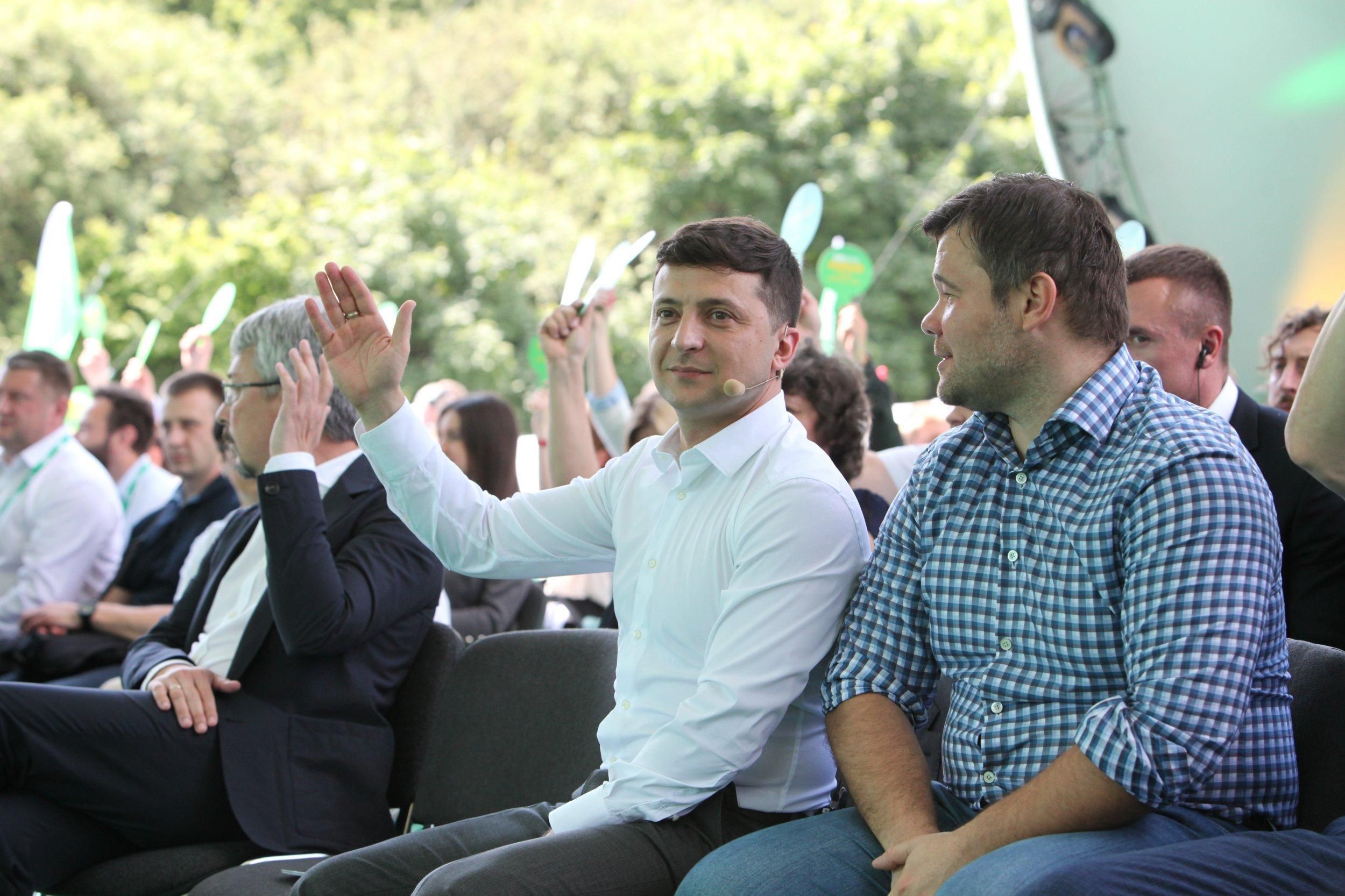 Андрій Богдан й Коломойський виїзджають з Банкової Андрій Богдан й Коломойський виїзджають з Банкової