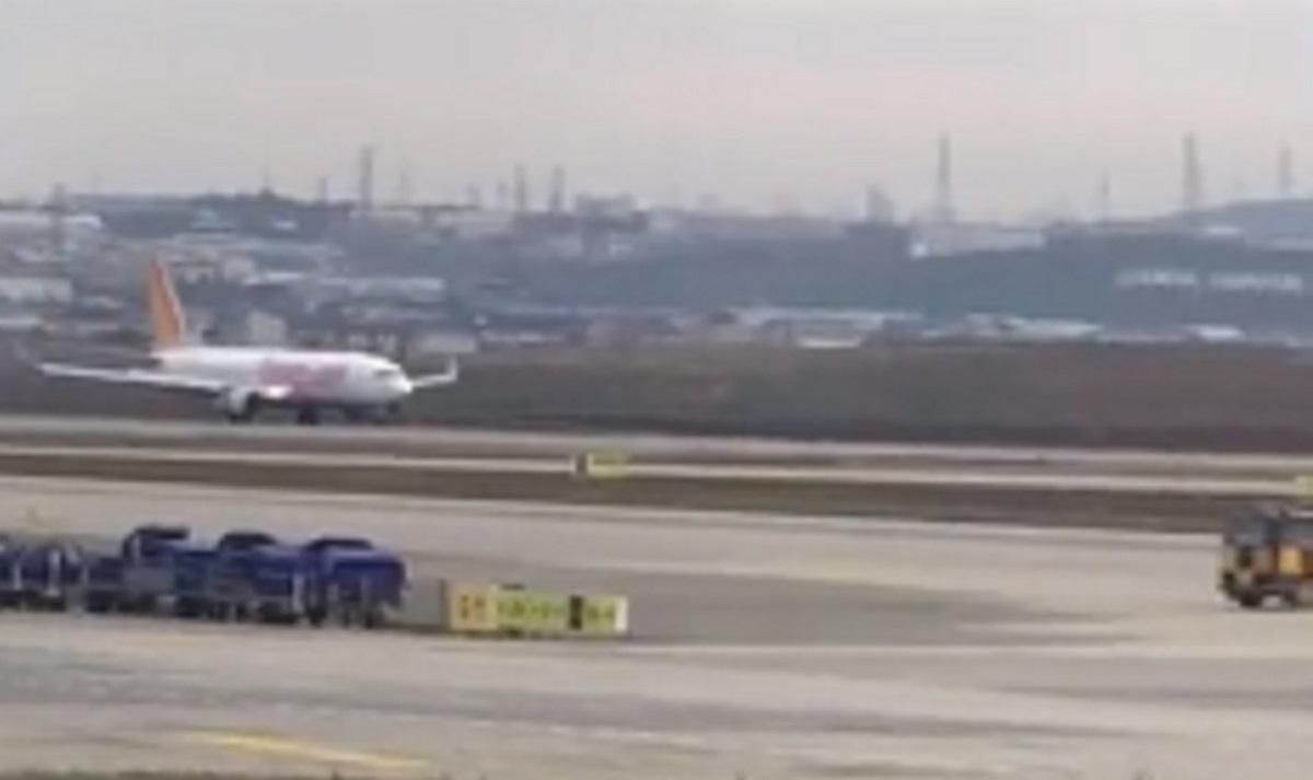 У Стамбулі літак приземлився з непритомним командиром екіпажу: відео