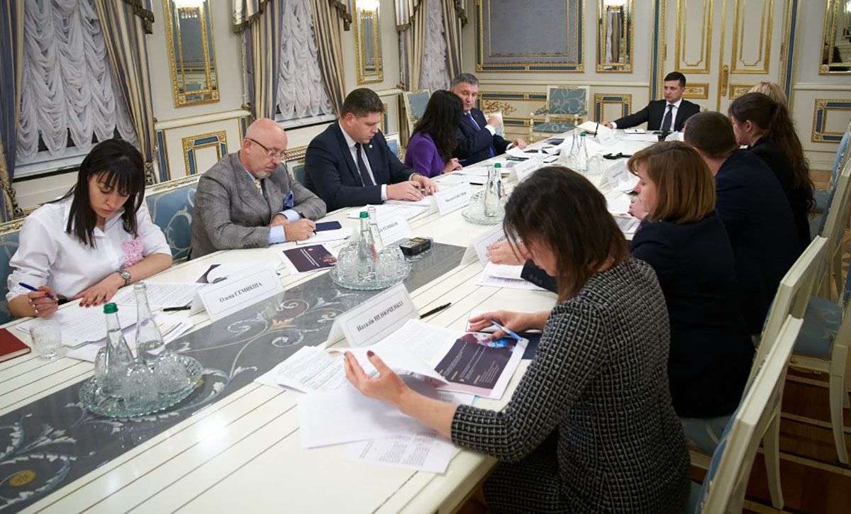 Зеленський доручив розробити програму для молоді з ОРДЛО: що вона передбачатиме Зеленський доручив розробити програму для молоді з ОРДЛО: що вона передбачатиме