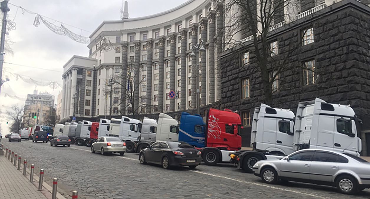 На протест під Кабмін пригнали фури і маршрутки: що вимагають перевізники – фото