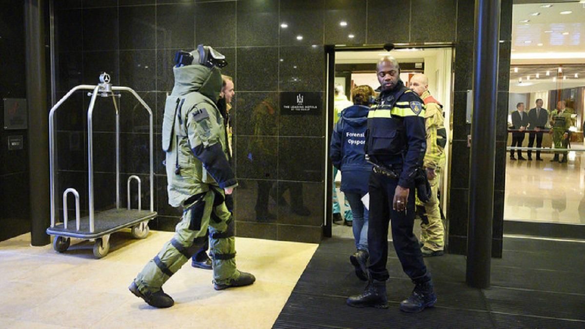 В почтовом отделении Амстердама прогремел взрыв, предварительно из-за бомбы в посылке: фото