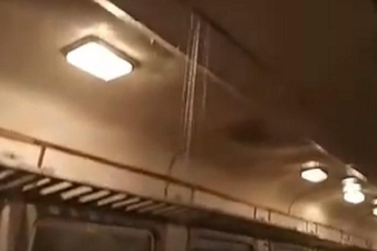 Дощ у поїзді: у вагоні поїзда з дірявої стелі текла вода – відео Дощ у поїзді: у вагоні поїзда з дірявої стелі текла вода – відео