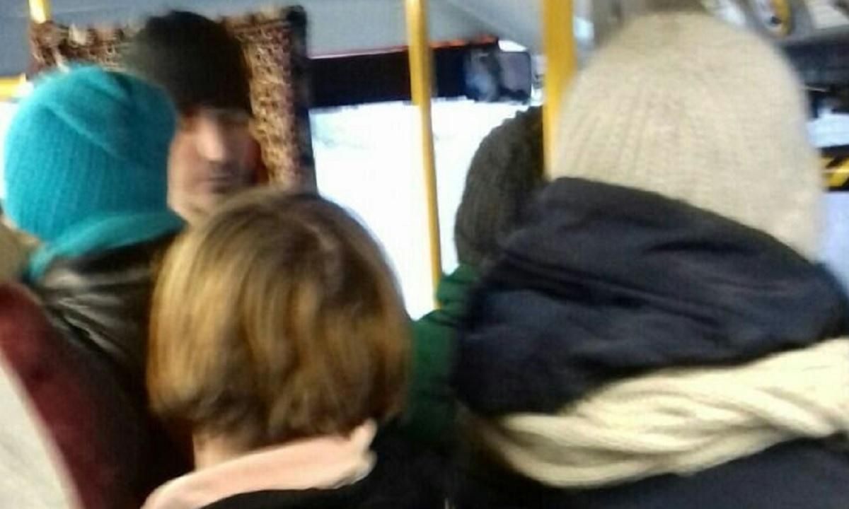 Хай іде воювати: у Маріуполі кондукторка виганяла бійця АТО із маршрутки Хай іде воювати: у Маріуполі кондукторка виганяла бійця АТО із маршрутки